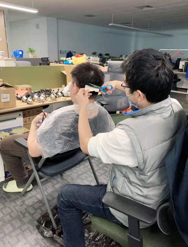 閉環(huán)中跑出加速度,這些留在工廠的延鋒人過(guò)得怎樣